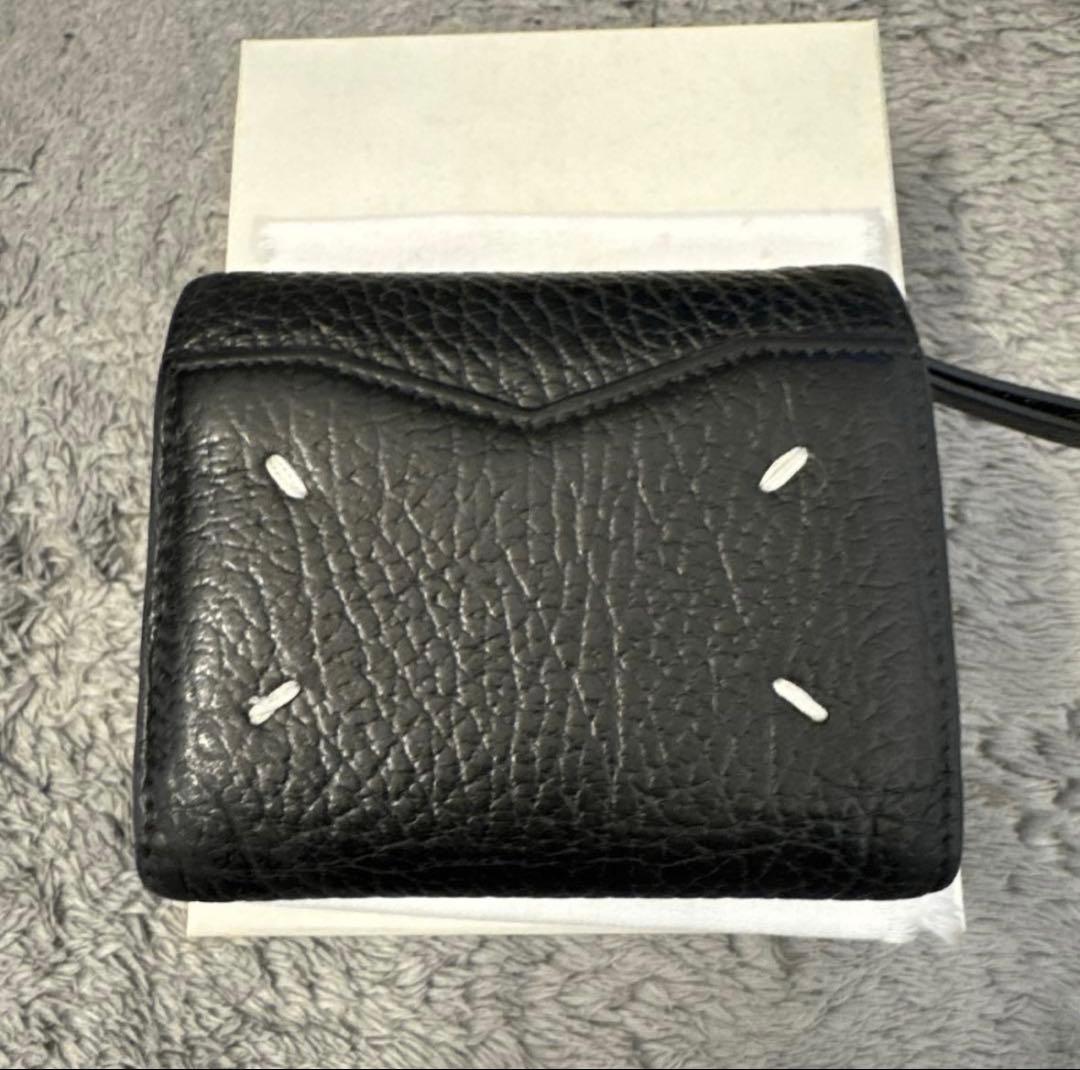 黒いレザー三つ折り財布