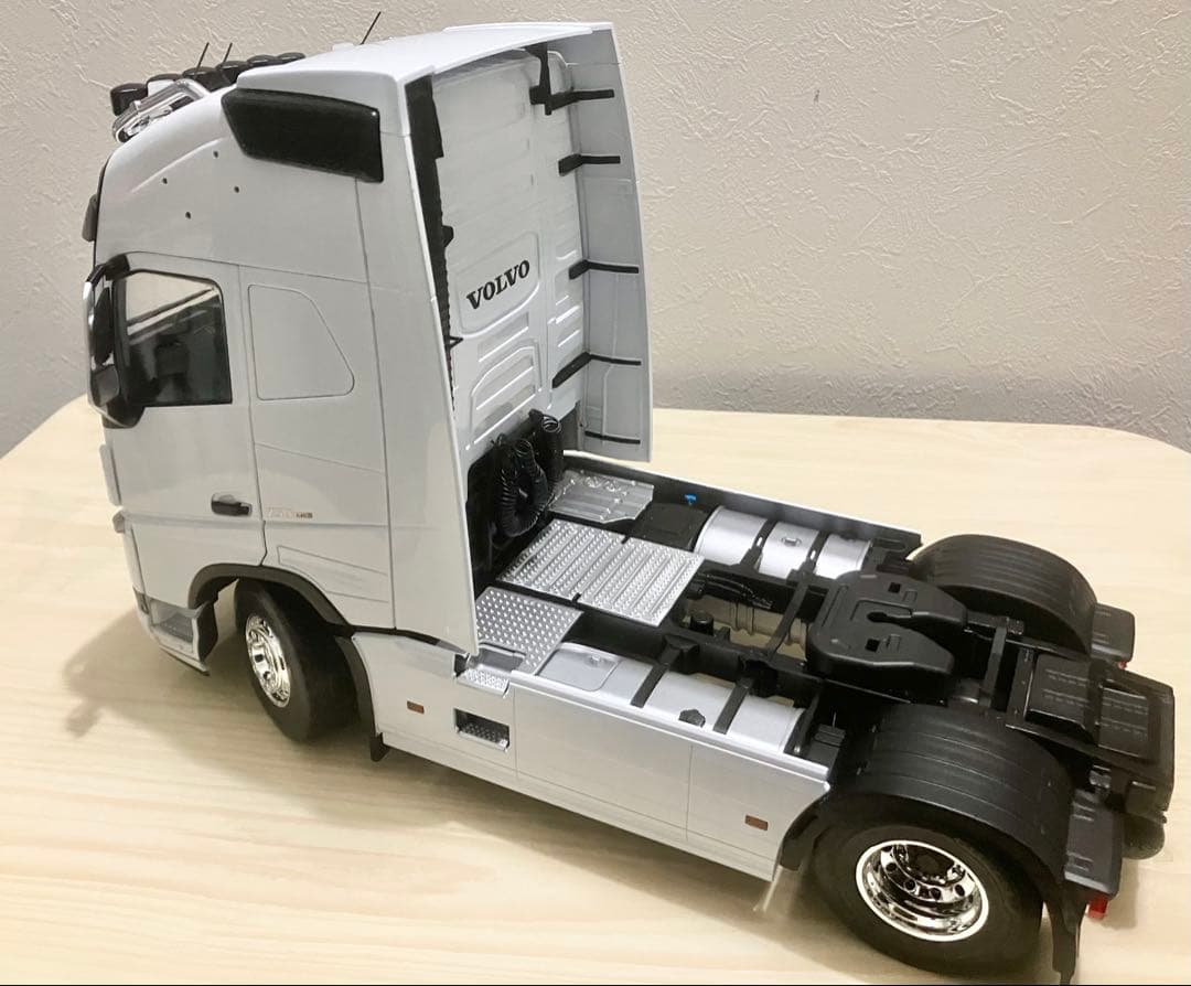 ボルボ 1/18 トラック トレーラーヘッド