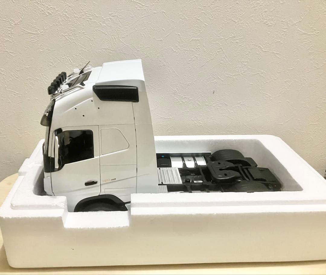 ボルボ 1/18 トラック トレーラーヘッド