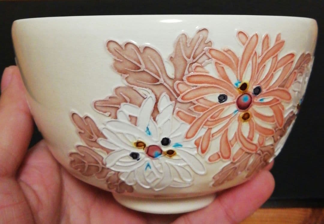 山本一如作　淡茶　交趾　菊　茶碗　共箱　共布　略歴付　茶道具