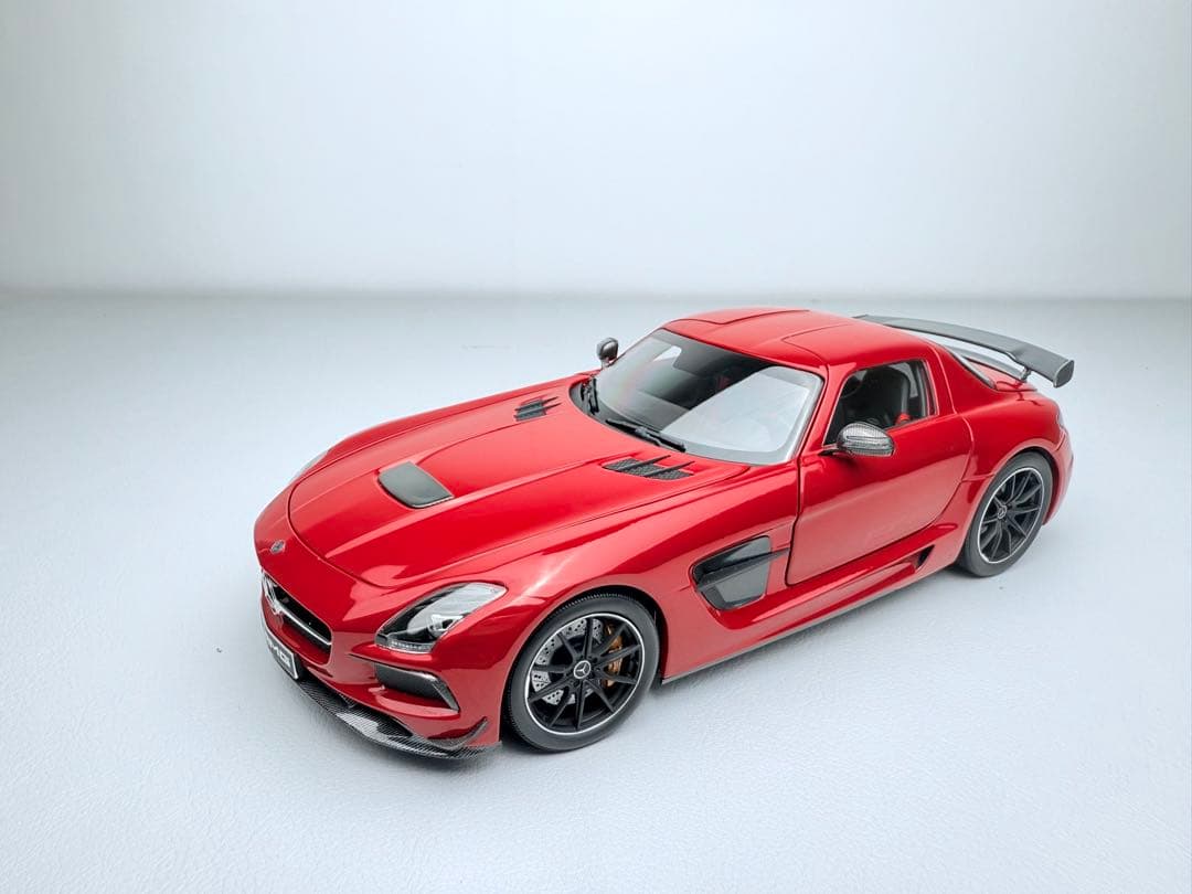 MINICHAMPS メルセデス・ベンツ SLS AMG レッド 1/18