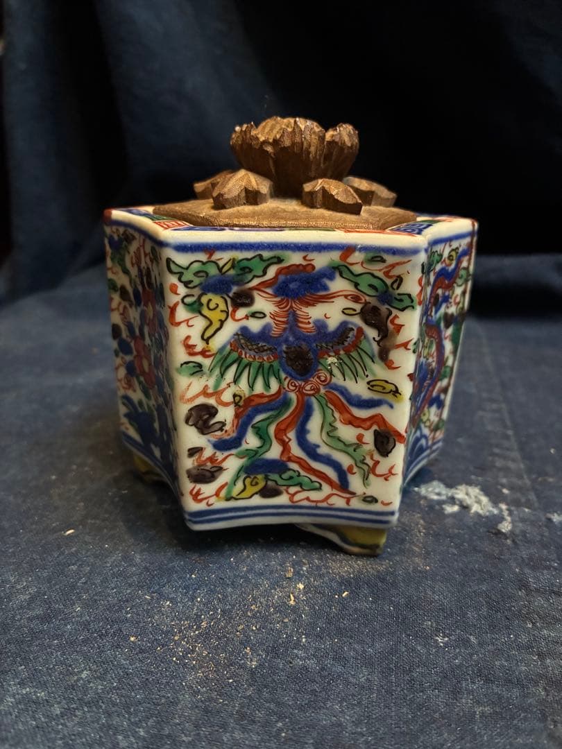 中国美術　香炉　大明萬暦年製　五彩　花と龍と鳳凰　六角香炉