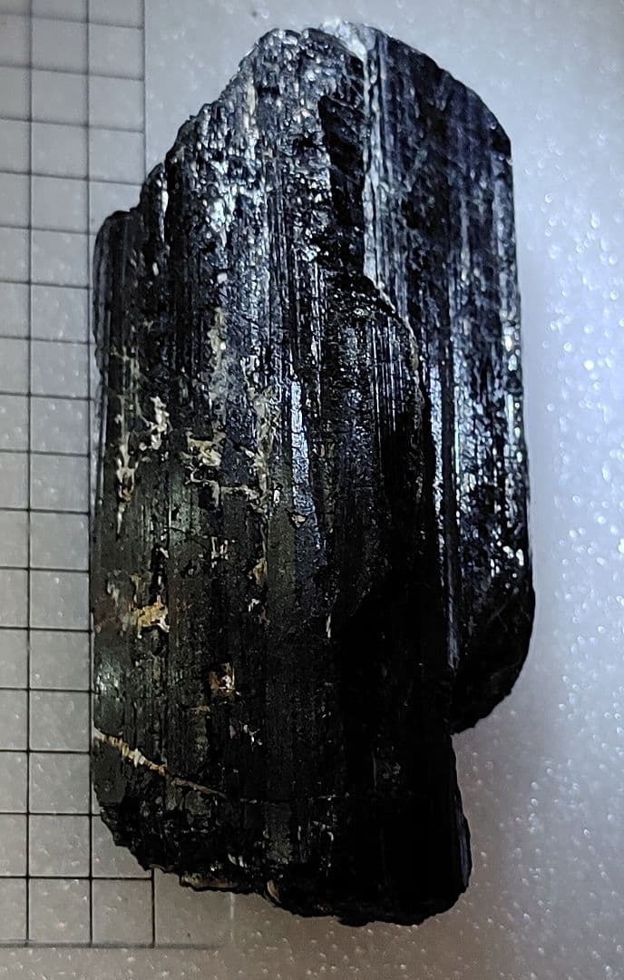 シルバー色の雲母が内部に共生している、ブラックトルマリンの原石です。125g