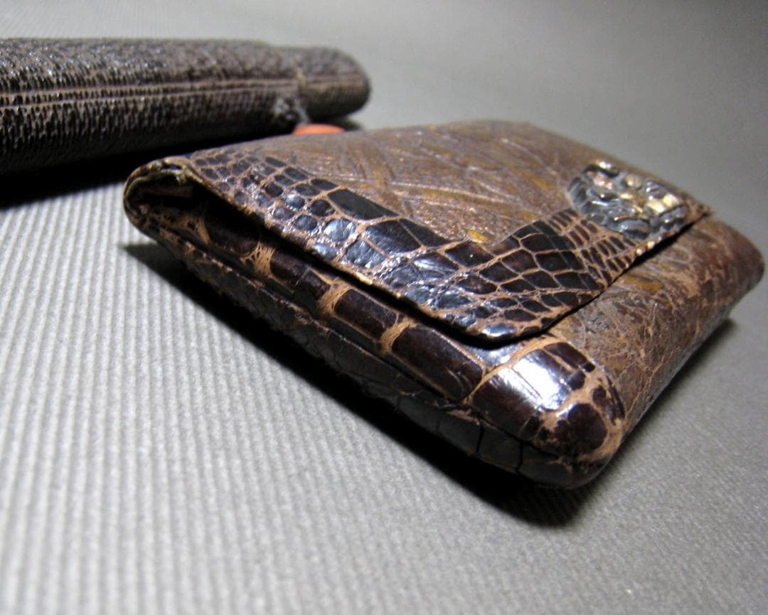 金唐革　花文　煙草入　煙管入　夫婦図　彫金　金具　瑪瑙　緒締　革製　提げ物　骨董