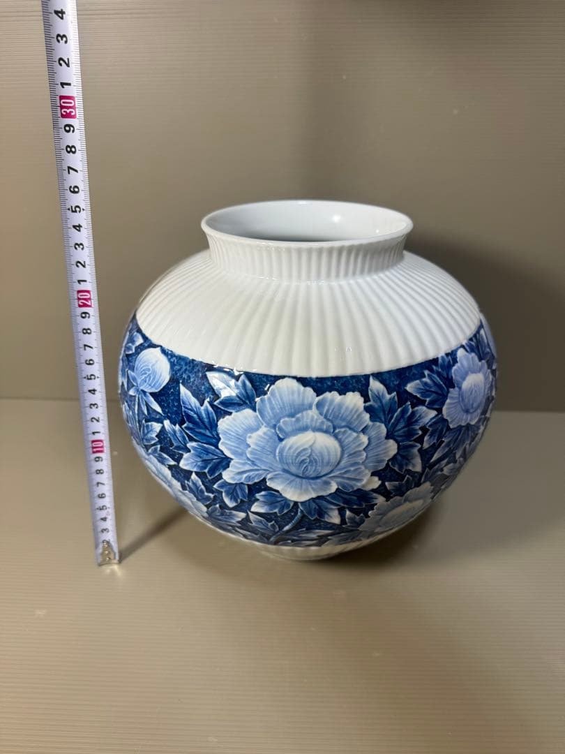 2280 有田焼 名工 緒方松右衛門 作 染付牡丹図 盛上彫文 壺 花瓶