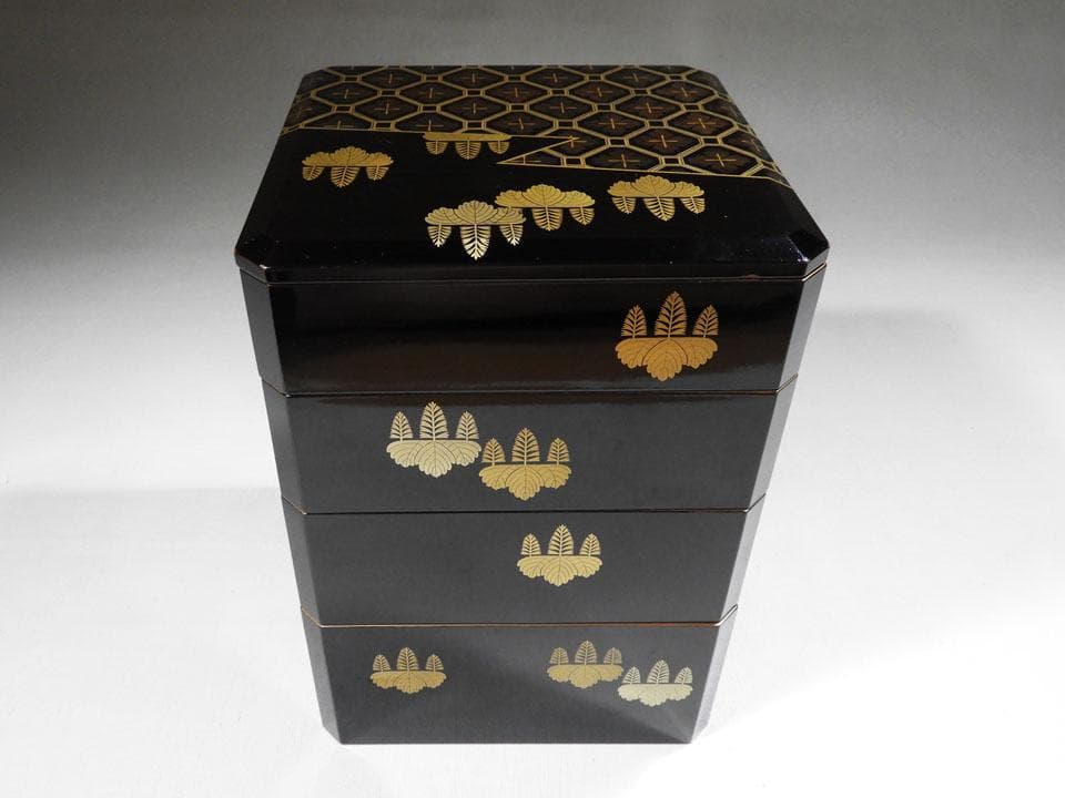 ●小さい 四段重箱 時代蒔絵 嵯峨桐 小紋尽くし 家紋 小重箱 片手の大きさ