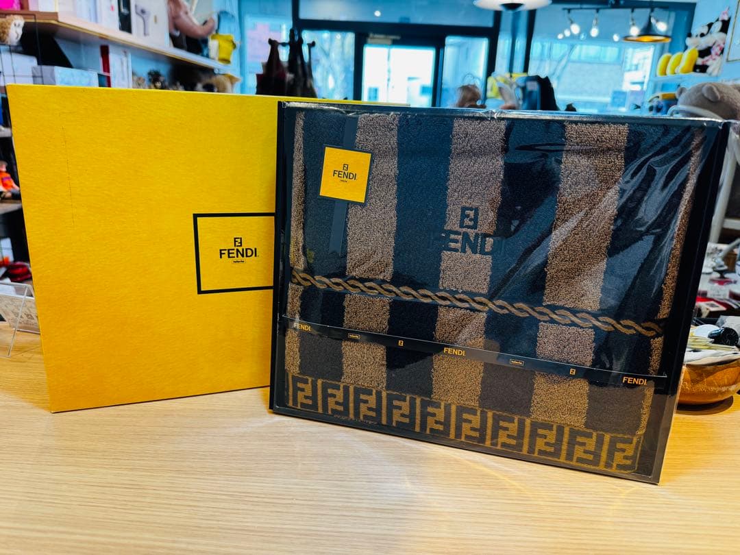 B8002【フェンディ】バスタオル ズッカ柄 綿100%