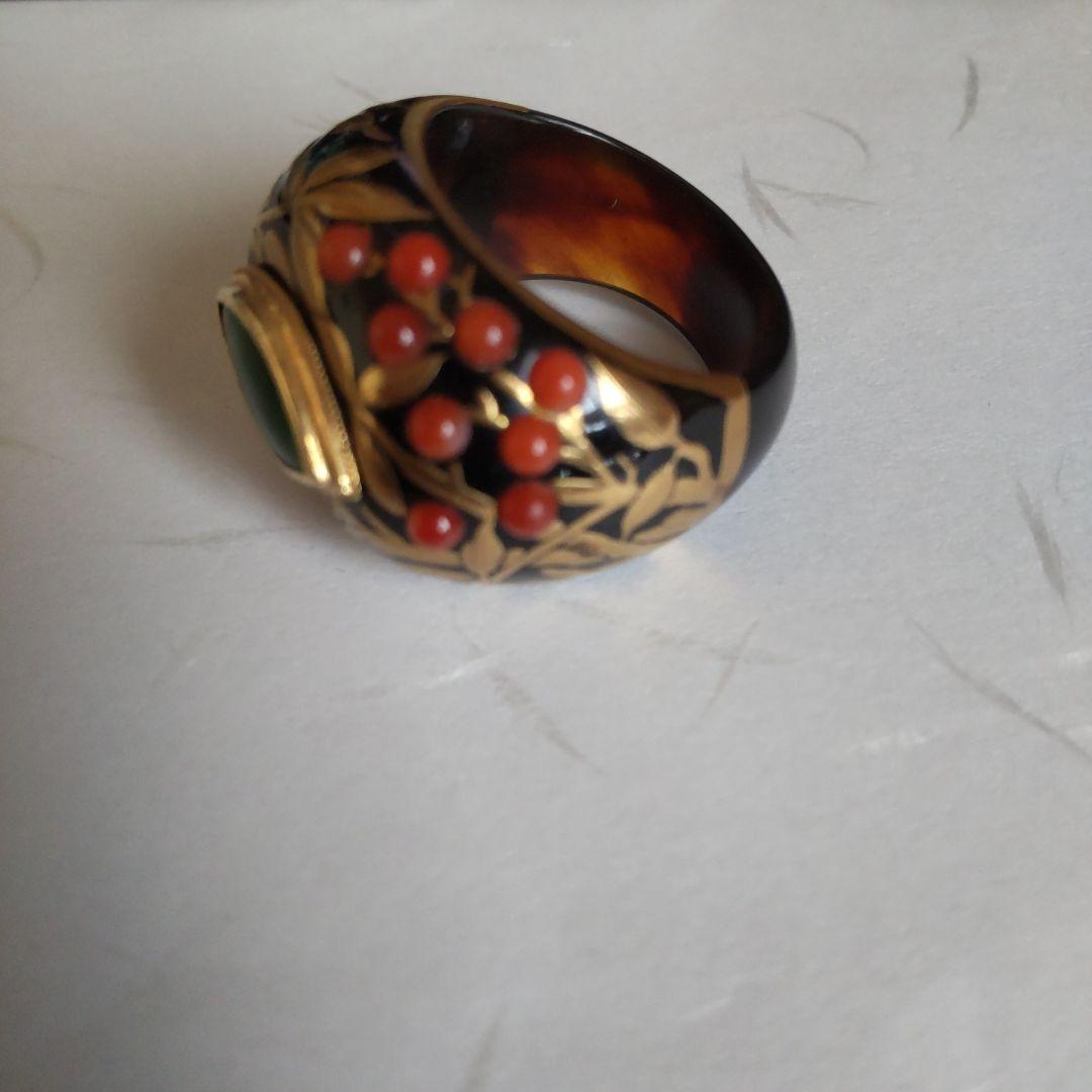 AKIO MORI「べっ甲に植物柄の金蒔絵、赤珊瑚、マーキス型の翡翠の指輪」