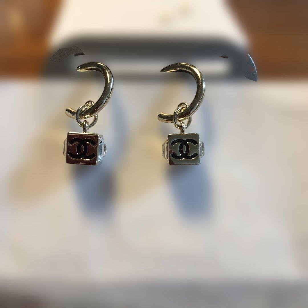 Chanel キューブ型フープピアス