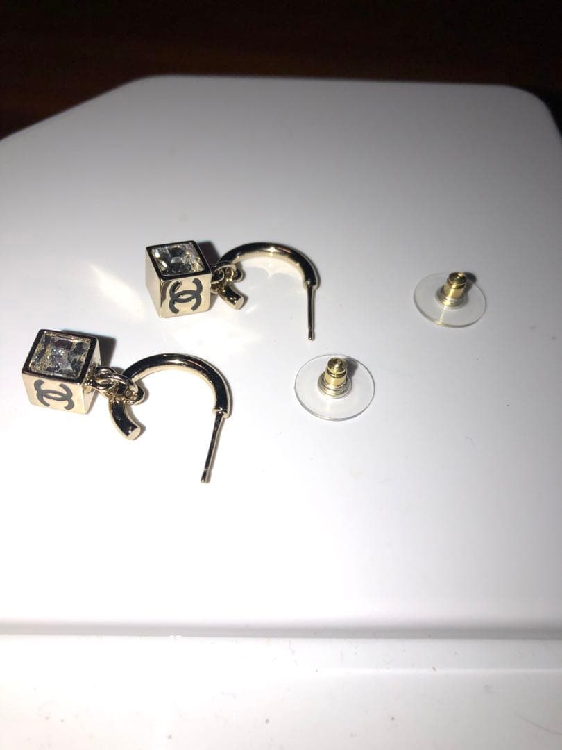 Chanel キューブ型フープピアス