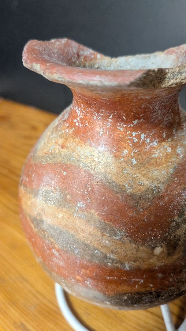 メキシコ彩陶土器　彩色とヘラによる光沢処理が見られる壺