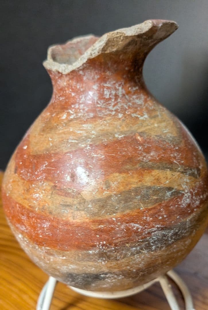 メキシコ彩陶土器　彩色とヘラによる光沢処理が見られる壺