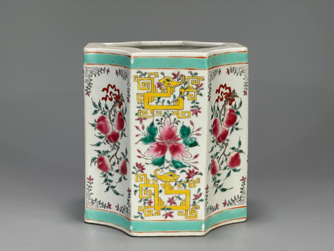 中国　清　粉彩　桃文　花卉文　八角形花柄筆筒　花瓶