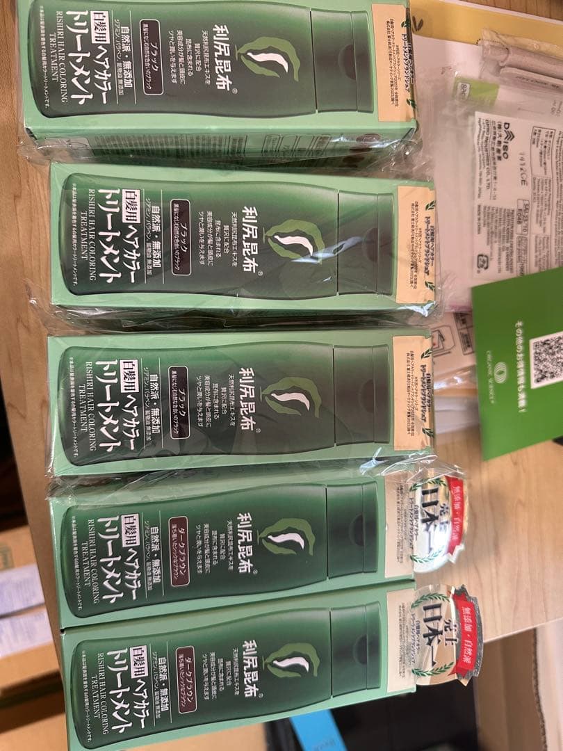 利尻 ヘアカラートリートメント ブラック3個とダークブラウン２個