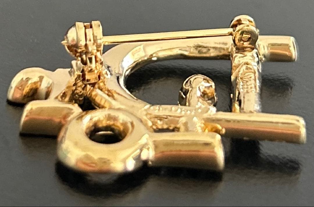 美品クリスチャンディオール(Christian Dior)ロゴブローチ