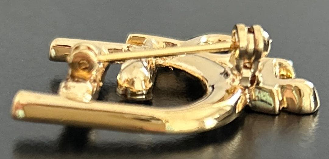 美品クリスチャンディオール(Christian Dior)ロゴブローチ