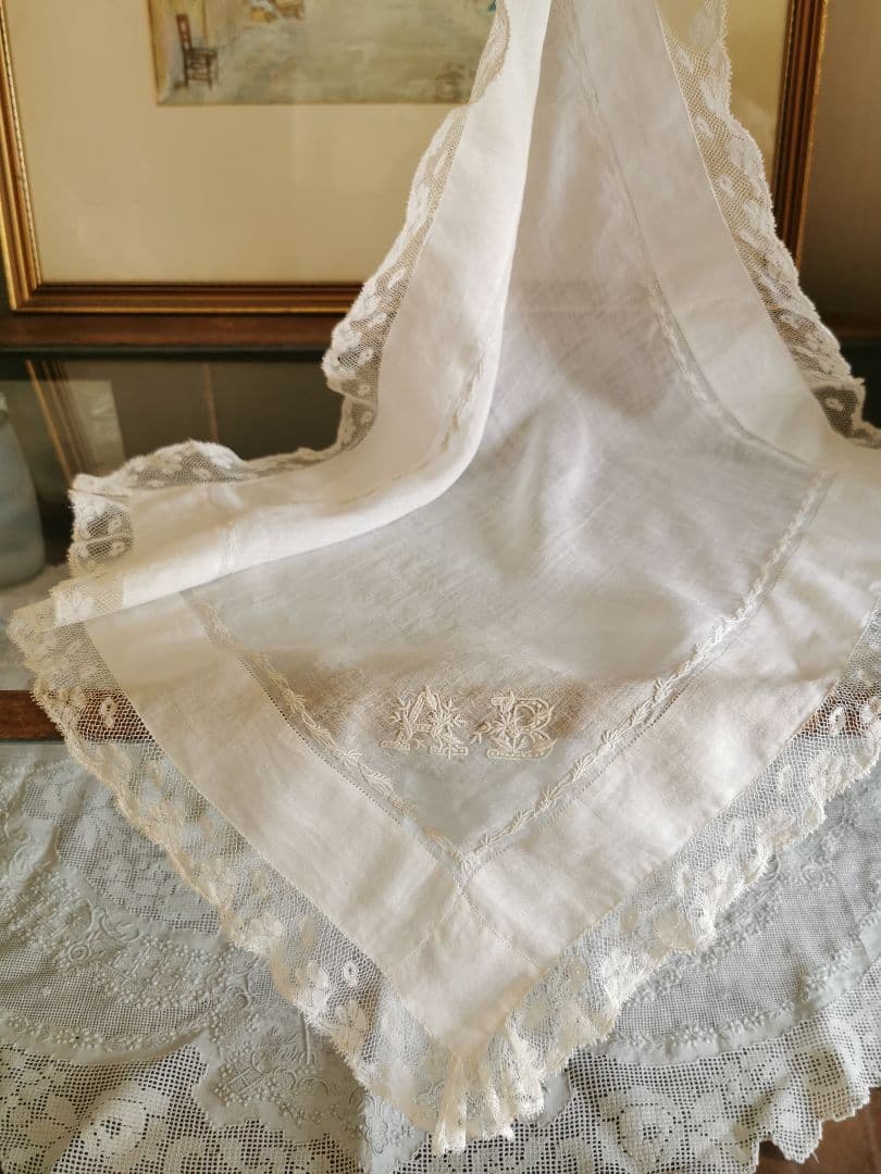 アンティークフランス 精緻な薊刺繍 イニシャル花文字ＡＢ マリアージュハンカチ