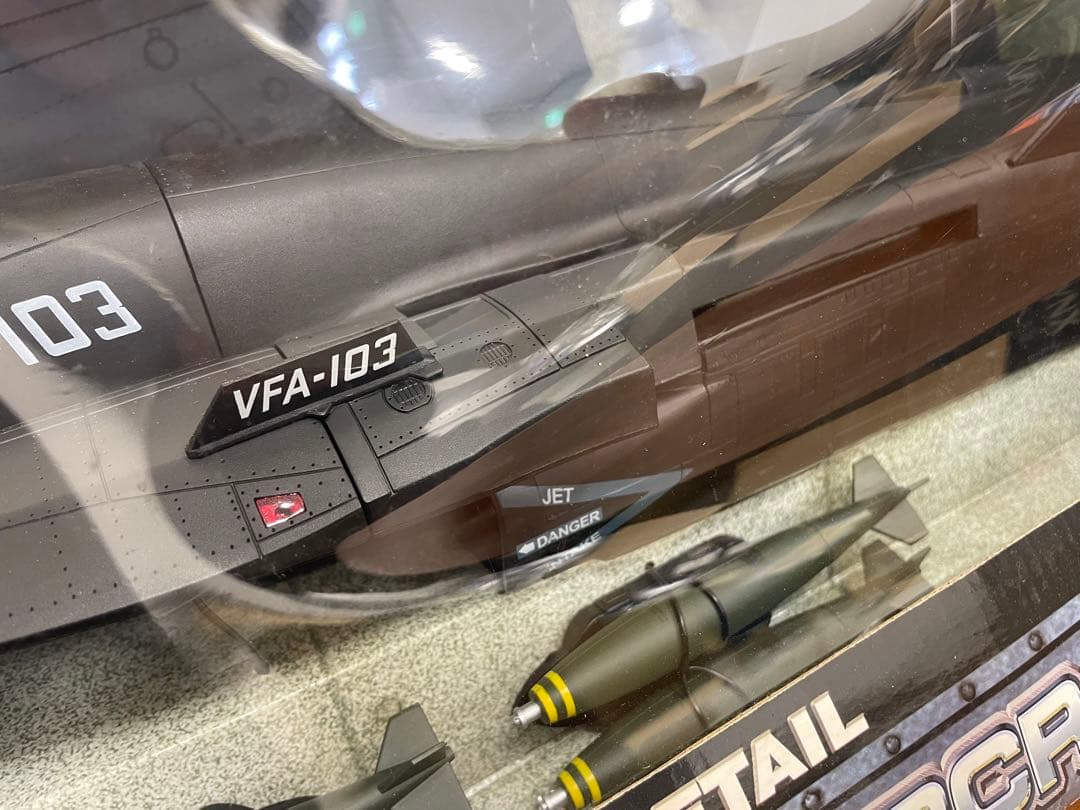 【入手困難超希少】エリートフォース1:18 F/A-18 ジョリー ロジャース♪