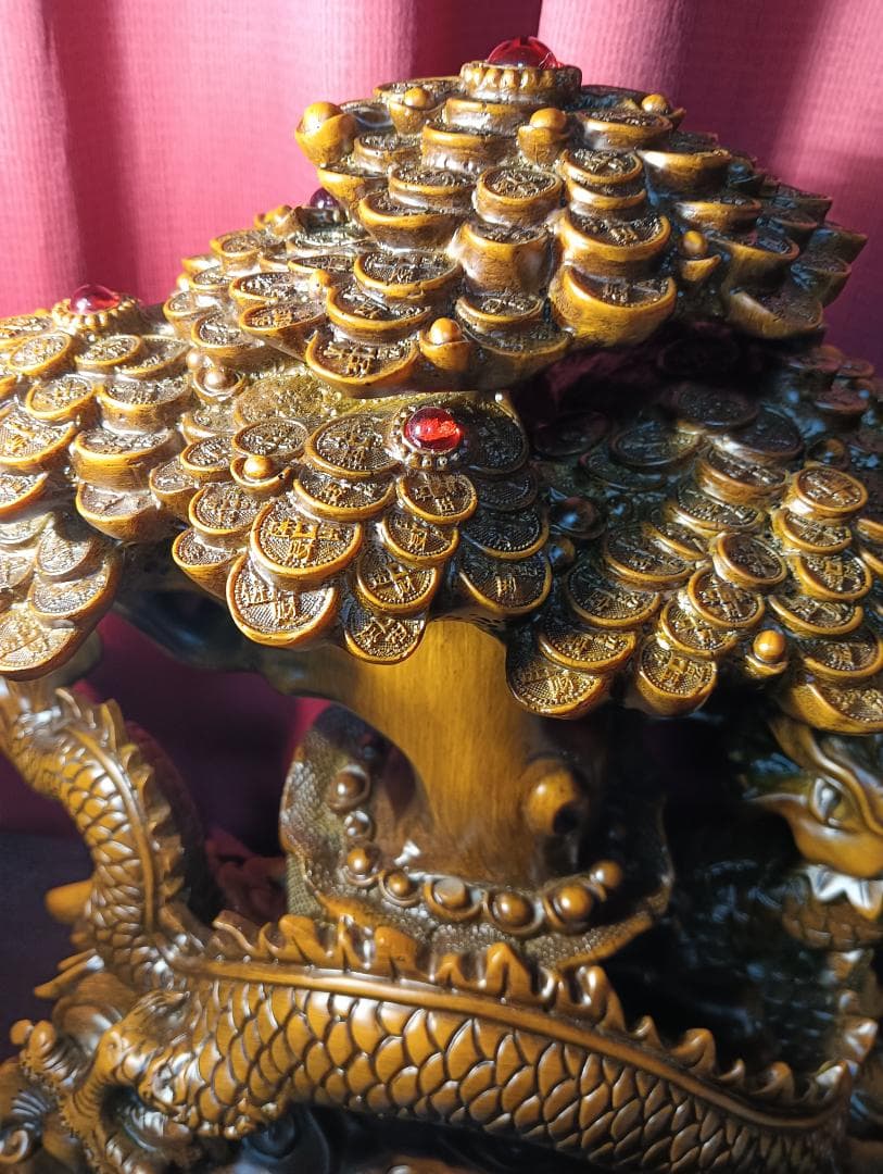 ドラゴンと木の彫刻置物