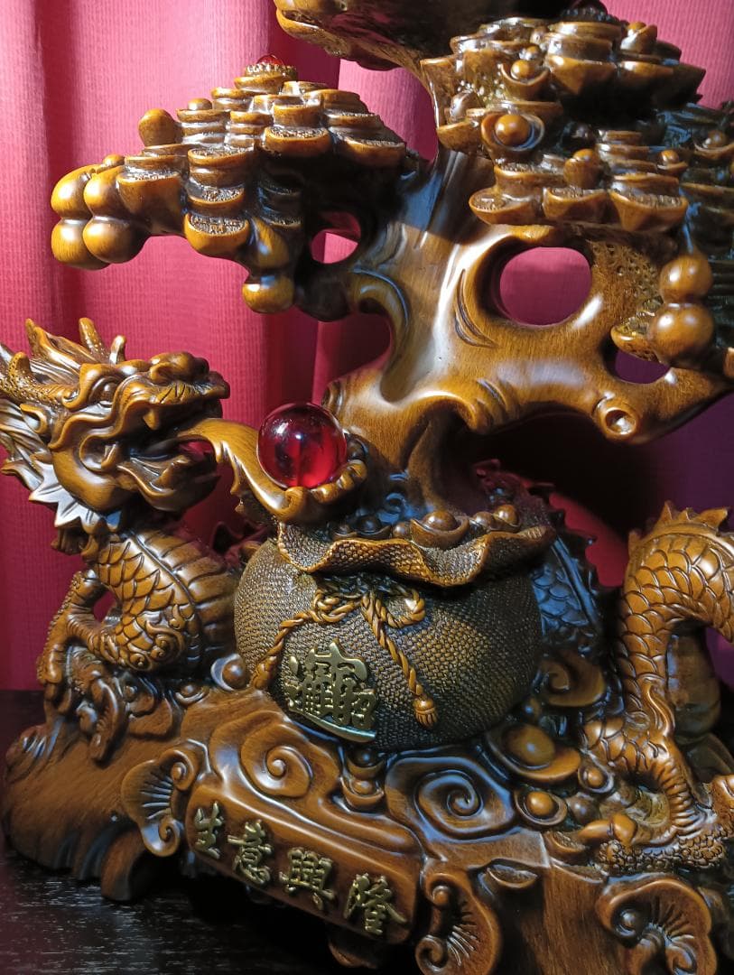 ドラゴンと木の彫刻置物