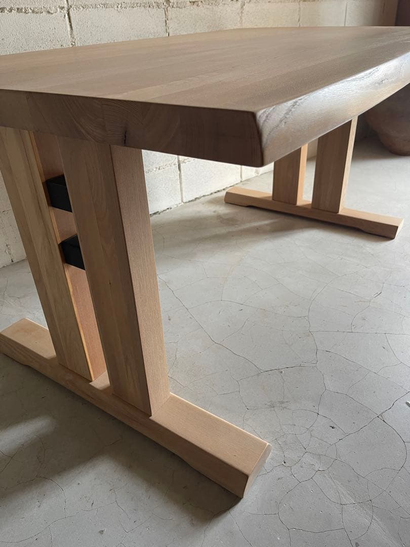 天然木無垢材　耳付き　ダイニングテーブル　二本脚