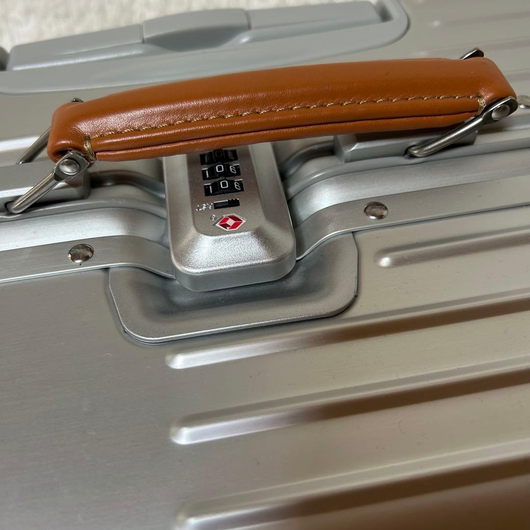 innovatorイノベーター アルミスーツケース スターリングシルバー 42L