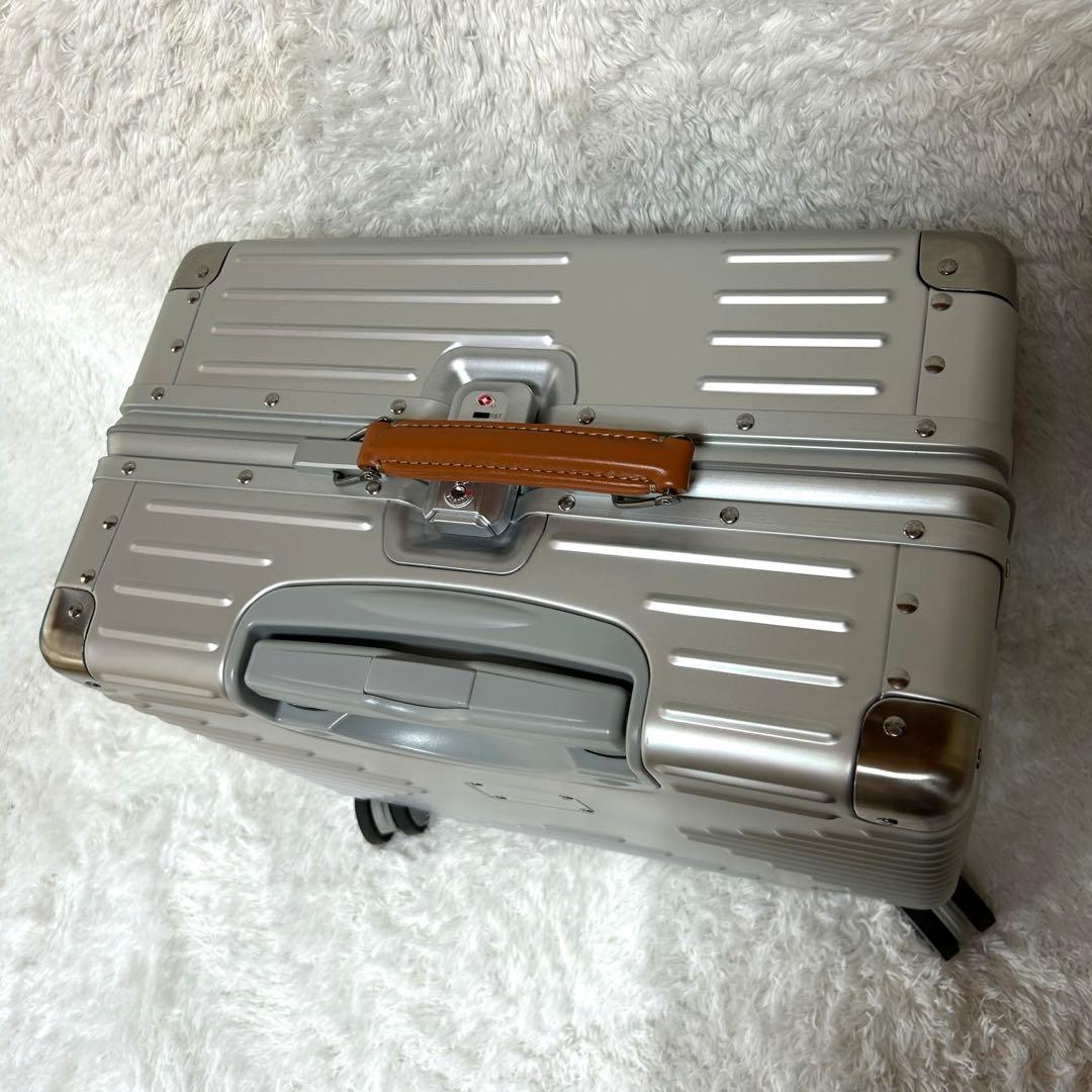 innovatorイノベーター アルミスーツケース スターリングシルバー 42L