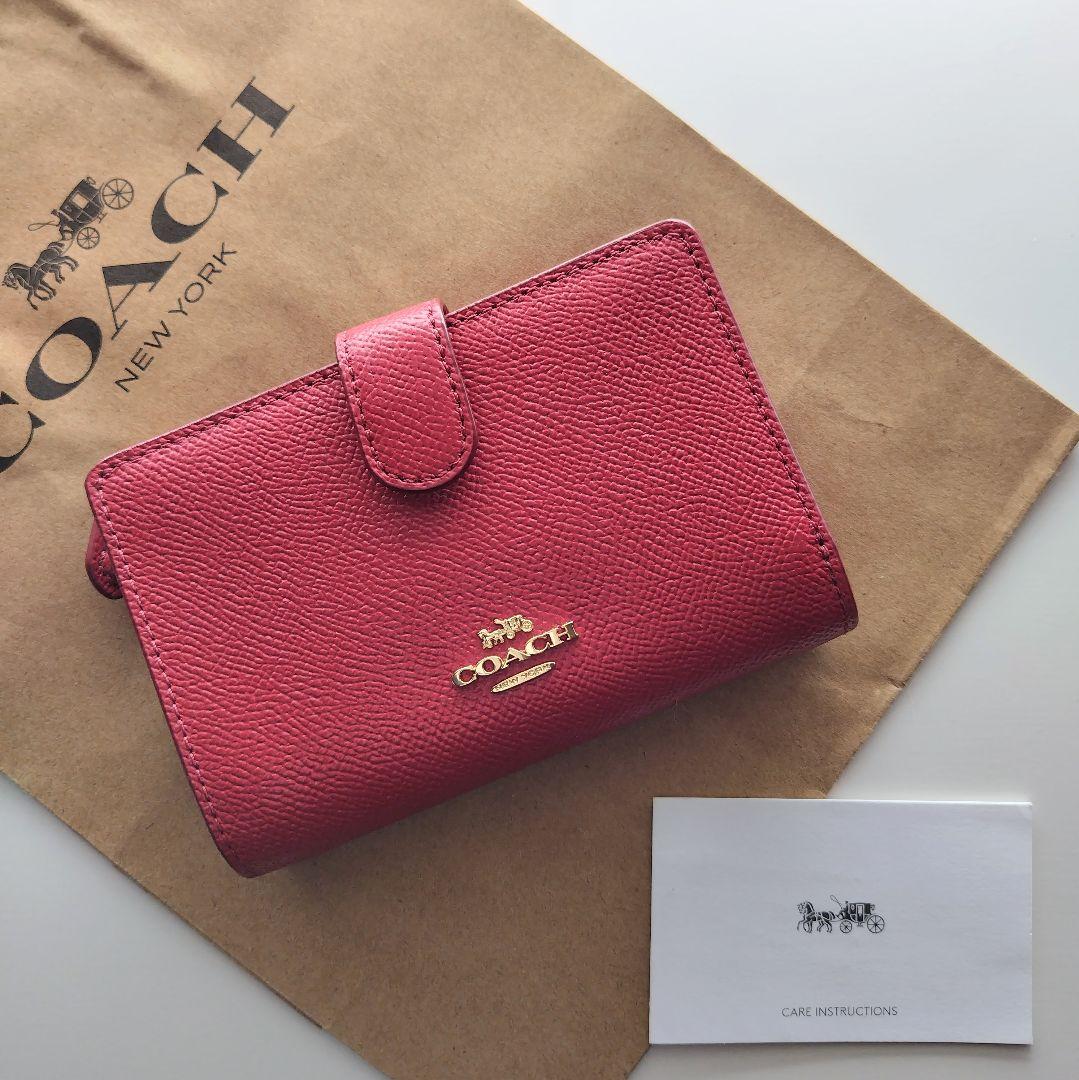【新品】コーチ　COACH 新作　二つ折り財布　レッド　ピンク