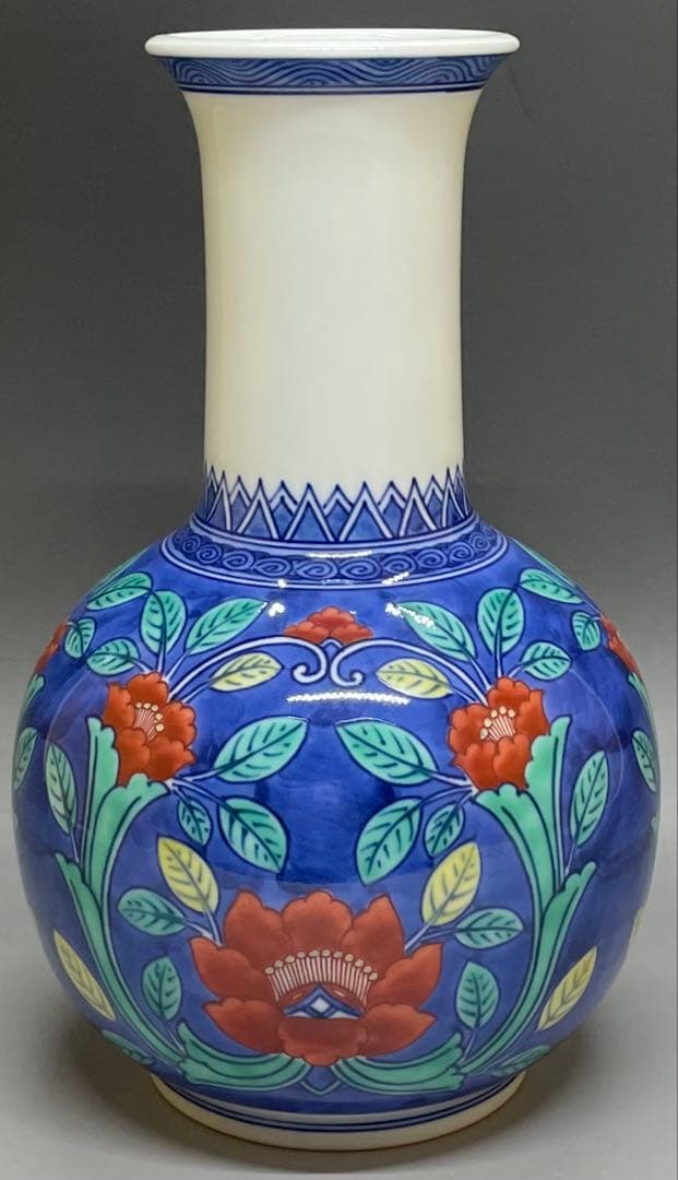 人間国宝　十三代　今泉今右衛門 色鍋島牡丹唐草文花瓶　四方桟共箱　共布　L36