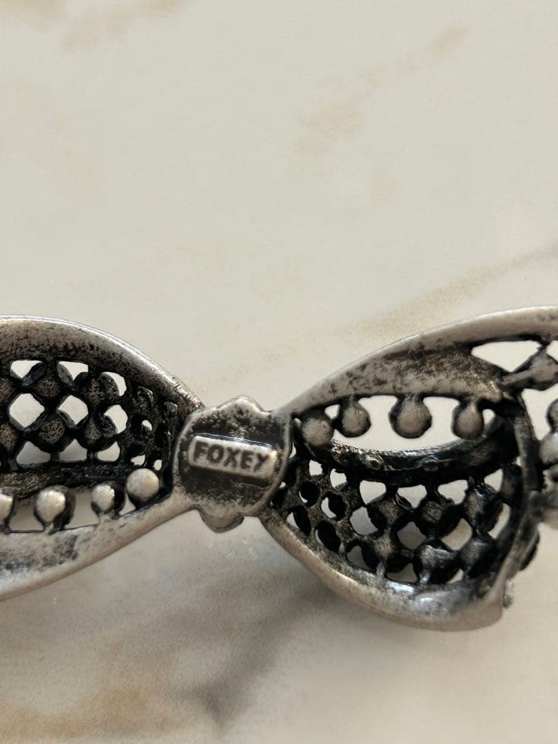 FOXEY リボン型ブローチ