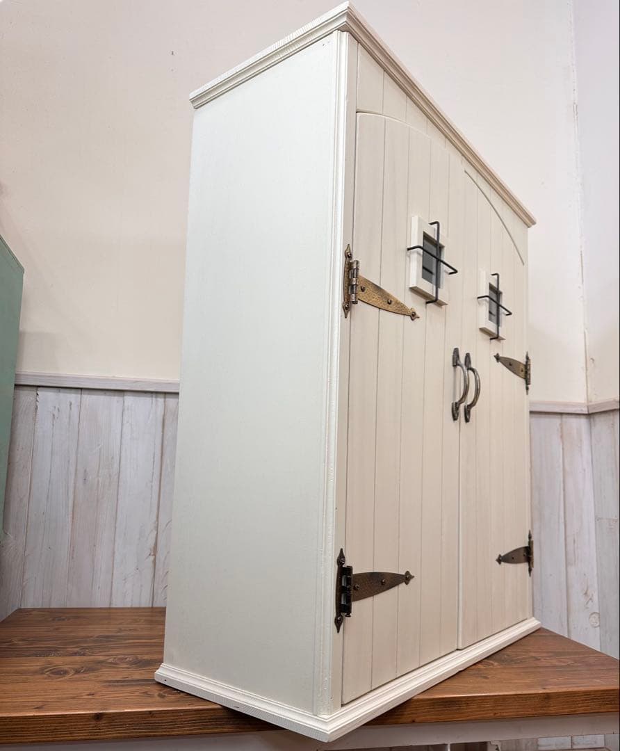 【1点のみ】展示品のため値引き ホワイト木製扉付きアーチのキャビネット