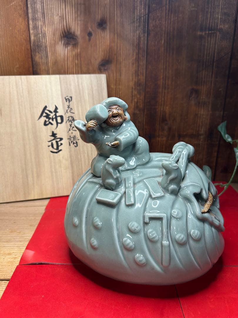 福の神と猫の陶器彫刻 九谷焼