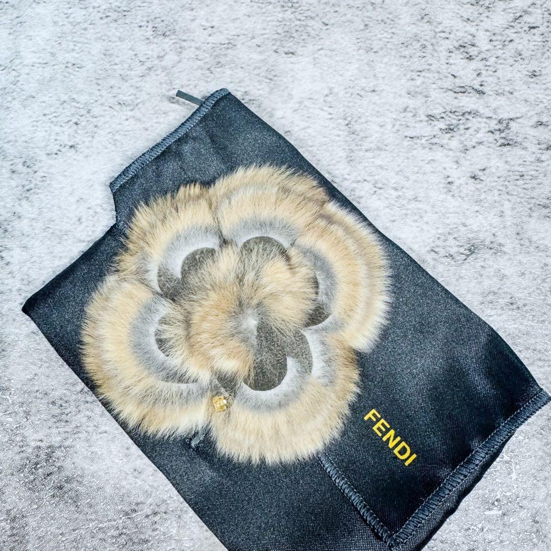 新品‼️ FENDI フェンディ　ラビットファー　ミンク　ビッグロゴ　ブローチ　茶