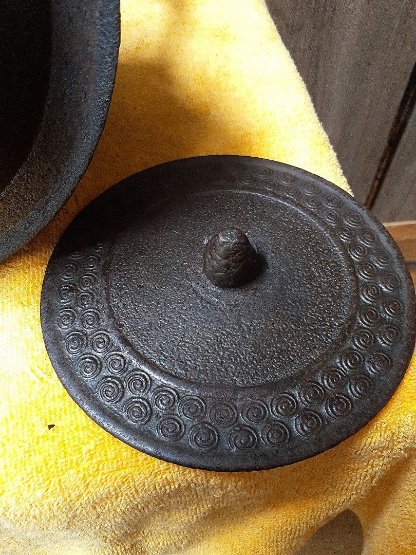 264 大振り　鉄瓶　陽刻　松雲堂