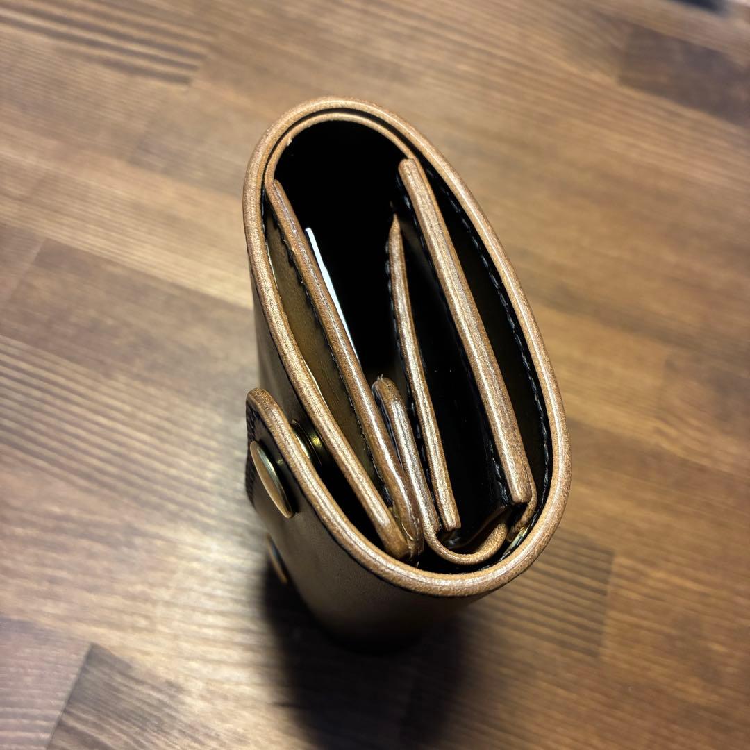 三つ折りミドルトラッカーウォレット　マリアムホースバット　丘染めブラック　茶芯