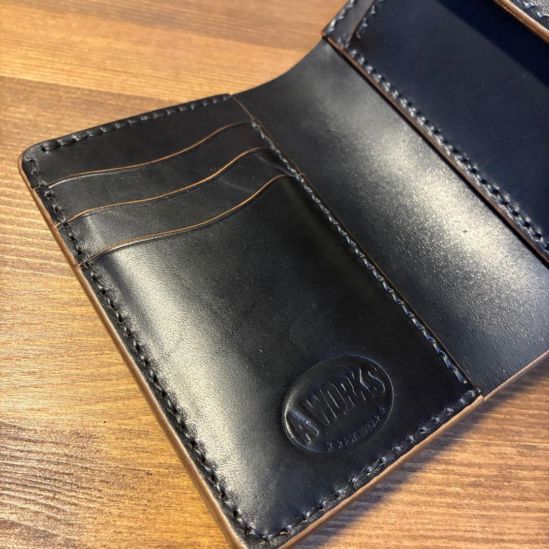 三つ折りミドルトラッカーウォレット　マリアムホースバット　丘染めブラック　茶芯