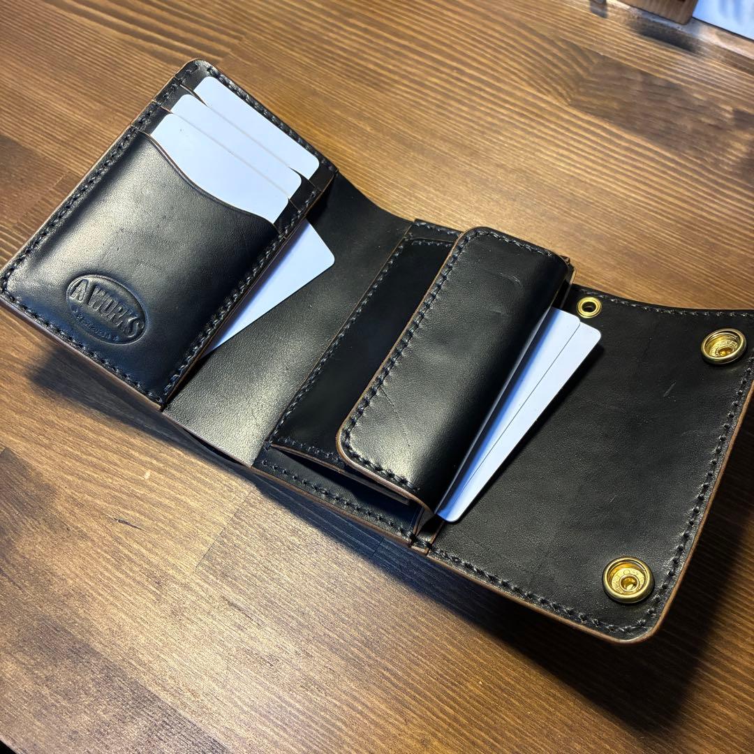 三つ折りミドルトラッカーウォレット　マリアムホースバット　丘染めブラック　茶芯