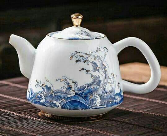 陶磁器の急須.  茶道具に急須を入れる