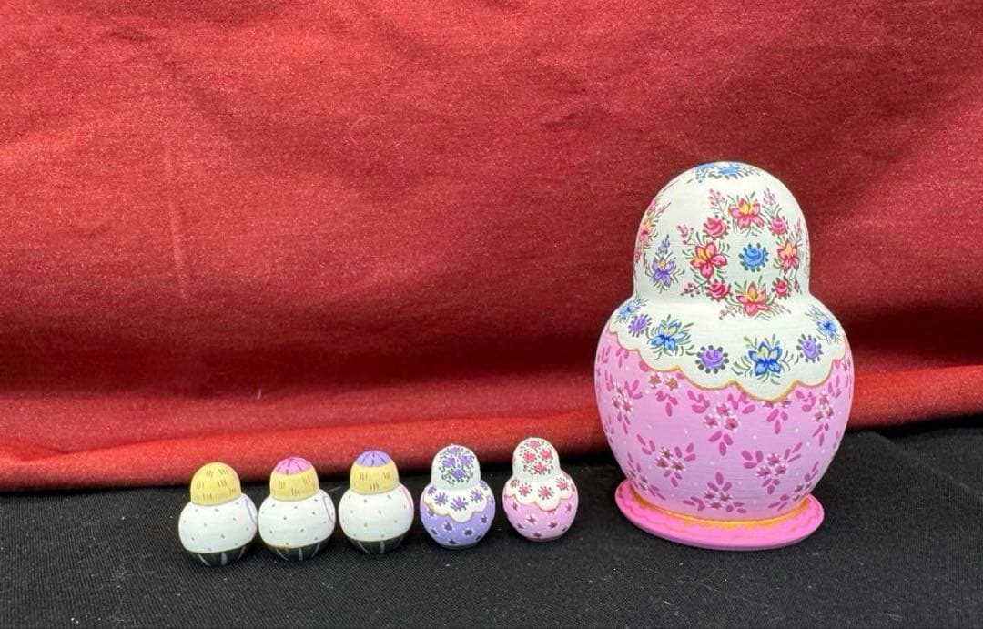セール❗️アーティスト　オリガ　ミッチィナ作品。マトリョーシカ。やや小さなタイプ。