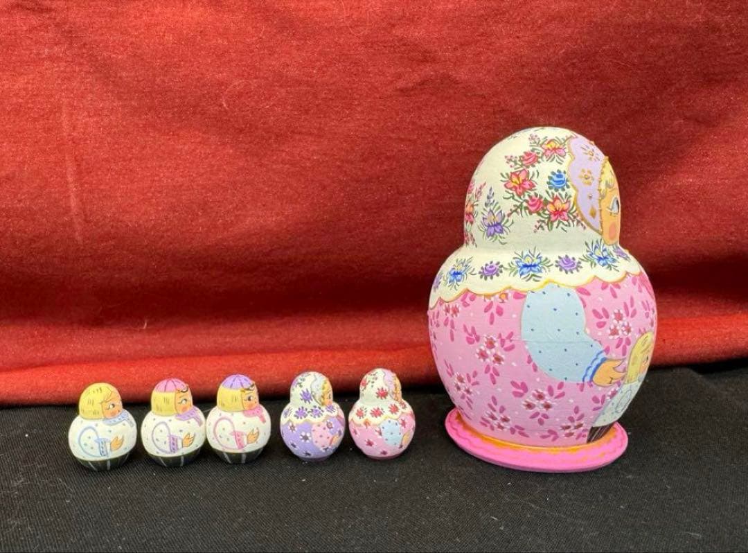 セール❗️アーティスト　オリガ　ミッチィナ作品。マトリョーシカ。やや小さなタイプ。