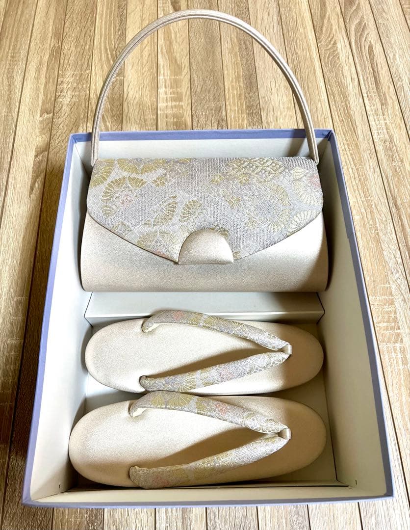 アイボリー に光沢がある花柄刺繍 ハンドバッグと草履セット