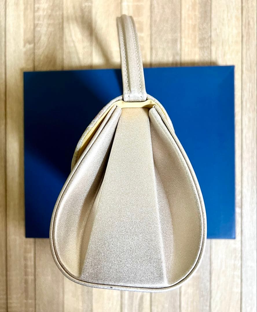 アイボリー に光沢がある花柄刺繍 ハンドバッグと草履セット