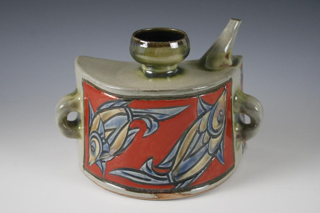 壺屋焼　金城敏幸　赤絵双魚文抱瓶（中）