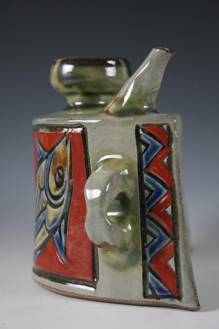 壺屋焼　金城敏幸　赤絵双魚文抱瓶（中）