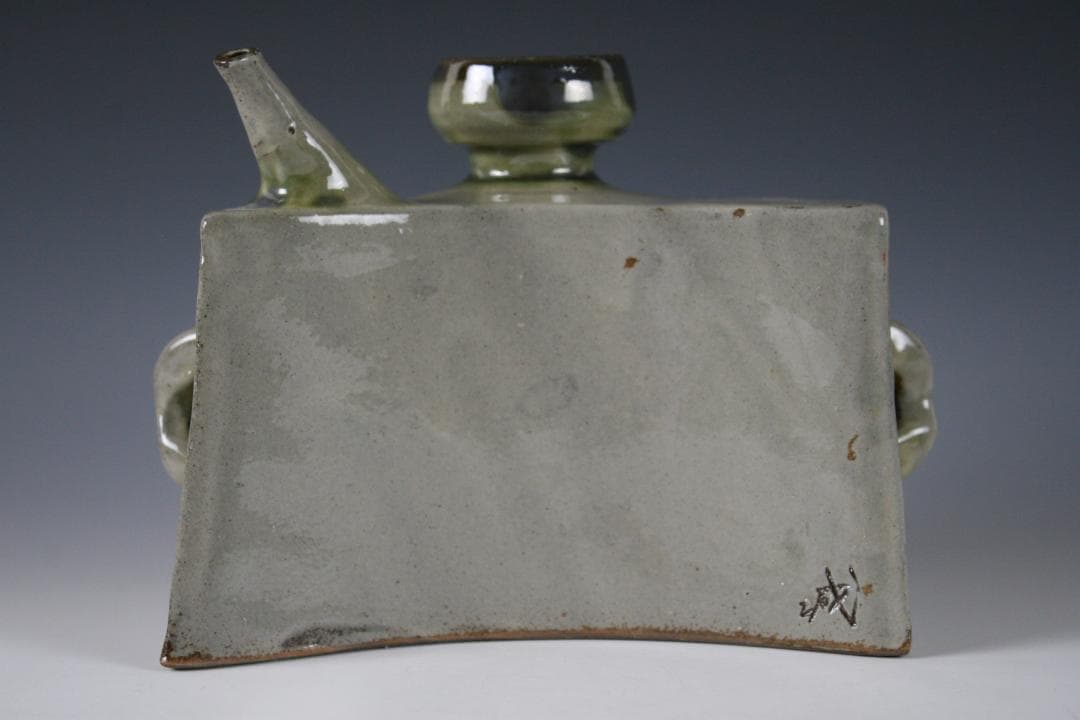 壺屋焼　金城敏幸　赤絵双魚文抱瓶（中）