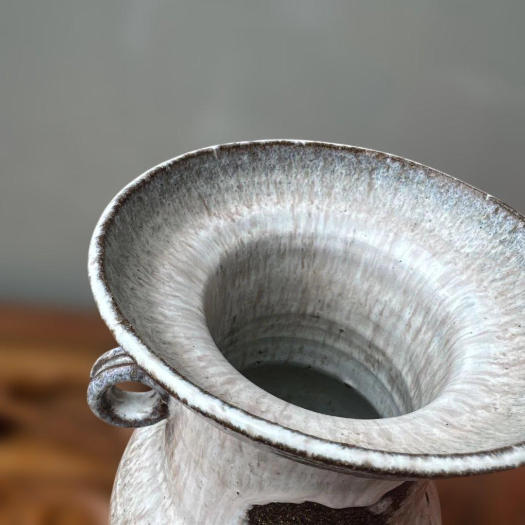 骨董　取っ手付き陶器花瓶 ホワイトとブラック