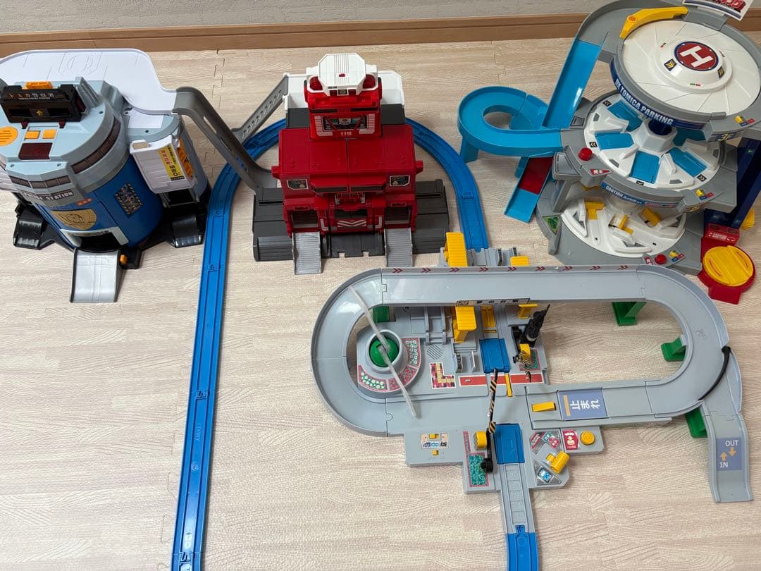 【お値打ち】トミカ ぐるぐるシュート!! DXトミカパーキング他　4点セット販売