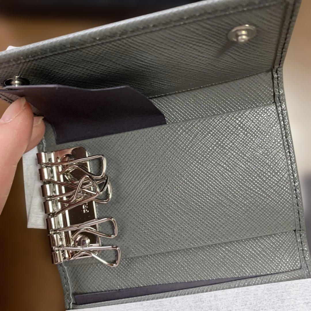 PRADA グレー レザー キーケース