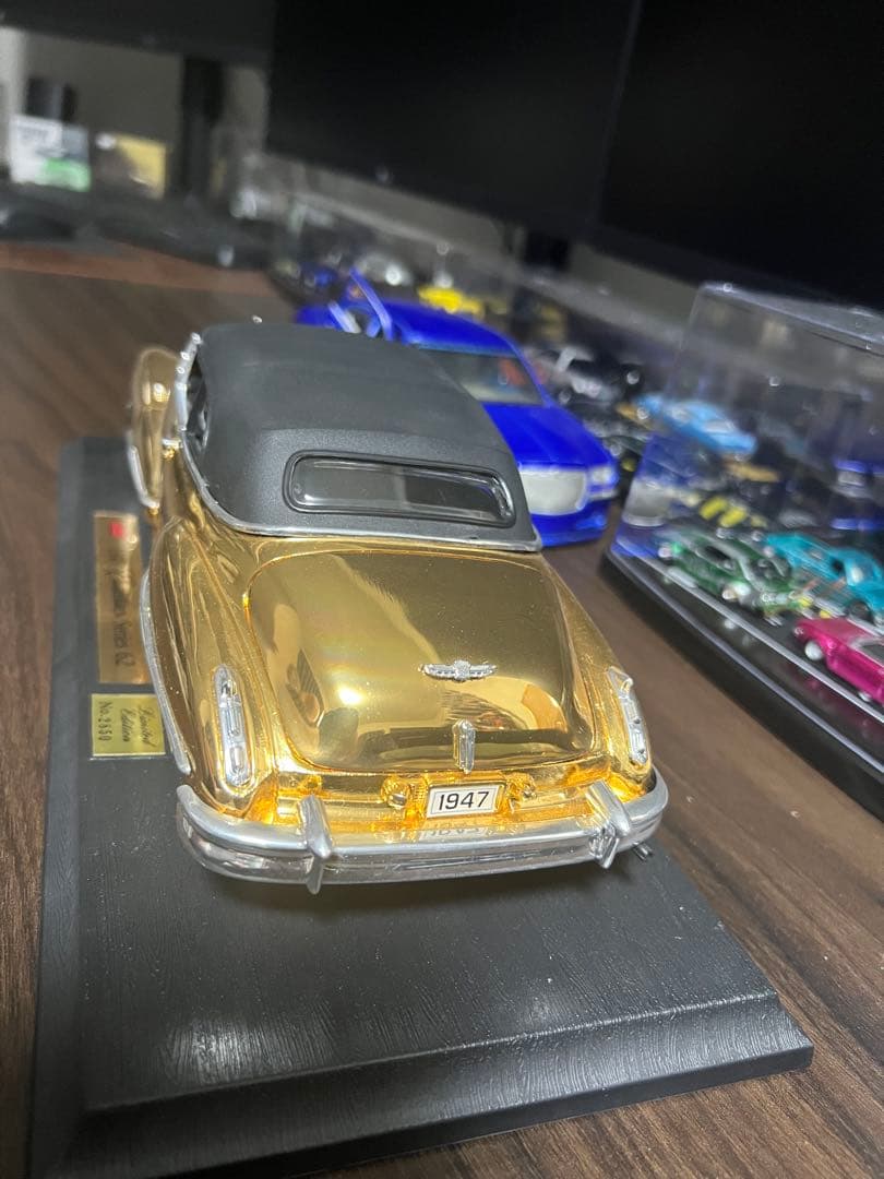 1947 キャデラック ゴールド　金色　1/18 ミニカー