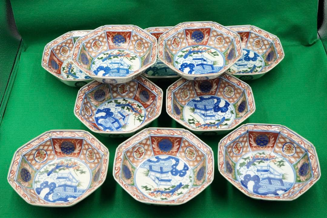 1，大聖寺伊万里１０客　赤絵金彩　八角中皿　大明萬暦年製　磁貫入　丸紋巻物　波図